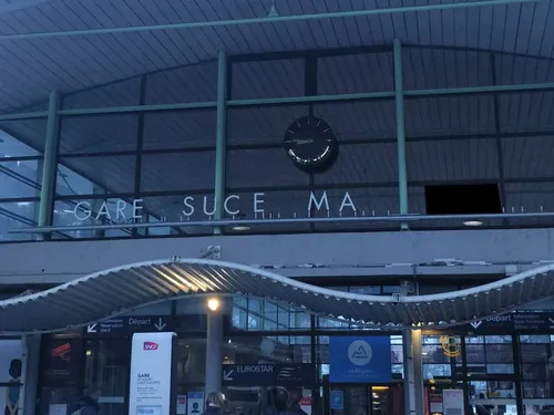 Les lettres d'une gare modifiées pour former une insulte (photo)