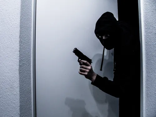 Un couple découvre un intrus armé dans sa maison, l’homme leur...