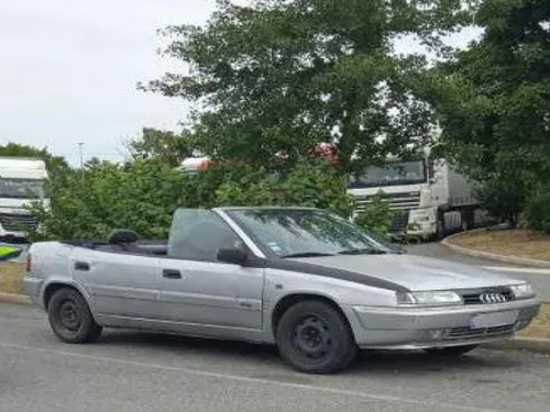 Il découpe le toit de sa voiture pour en faire un cabriolet (Photo)