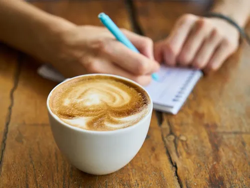 Il trouve son café trop cher : il appelle la police qui lui donne...