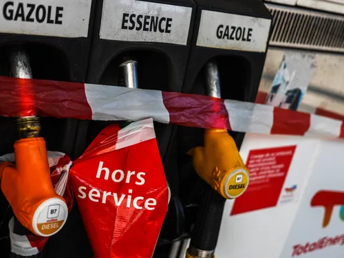 Le gouvernement menace d'intervenir pour débloquer les dépôts de...