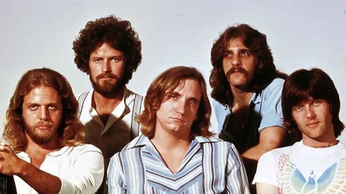 Pour les 50 ans de Hotel California, la biographie des Eagles...