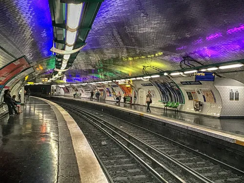 "La chemise de métro" : qu'est-ce que cette nouvelle tendance...