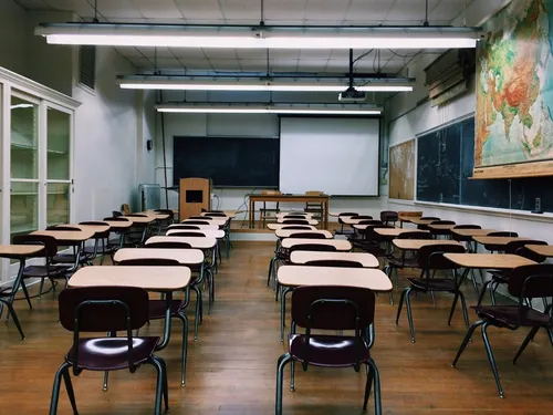 Un enseignant licencié après avoir lu le Journal d'Anne Frank à ses...