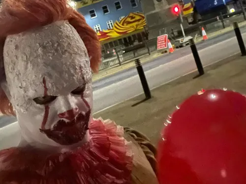 Halloween : un homme déguisé en clown terrorise une ville (Vidéos)