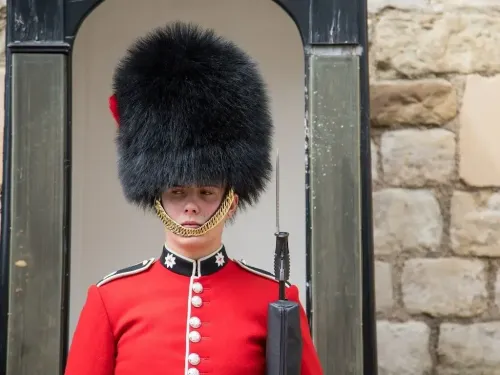 Pourquoi les célèbres soldats britanniques montent la garde devant...