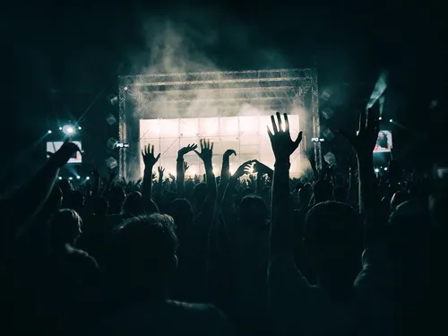 Soirées sans téléphone : le clubbing se déconnecte