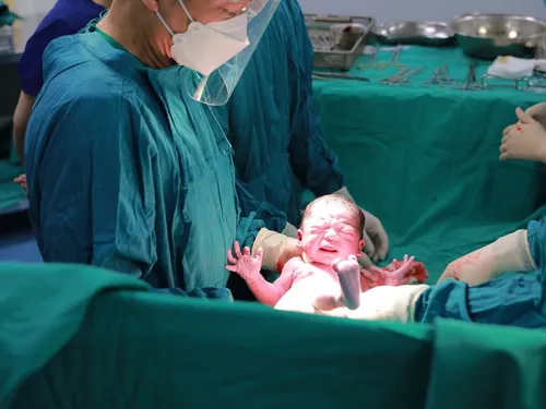 Elle apprend qu'elle est enceinte et accouche... deux heures après !