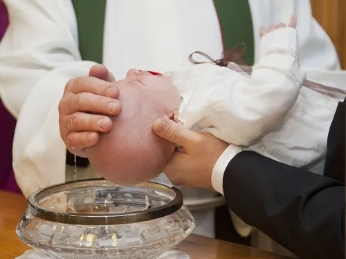 Des milliers de baptêmes invalidés pour un mot de travers