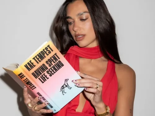 Dua Lipa ouvre une bibliothèque contre la censure