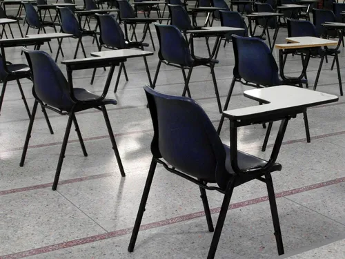 Il se déguise en femme pour passer le bac à la place de sa petite...