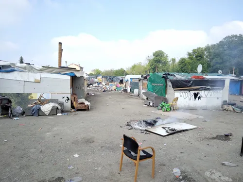 Le campement illégal menaçant de retarder les travaux du Câble 1...