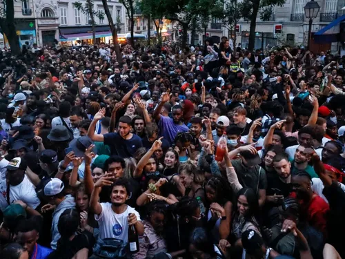 Les britanniques prêts à tout pour la fête de la musique à Paris ! 