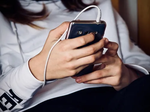 Feel : le nouveau réseau social des adolescents qui vise à lutter...