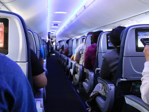 Un passager scotché sur son siège pendant un vol après avoir été...