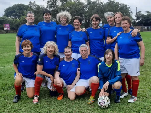 Football : à plus de 50 ans, elles chaussent leurs crampons pour...