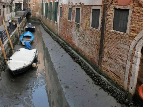Sécheresse : les canaux de Venise sont à sec, les gondoles...