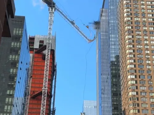 New York : l'impressionnante chute d'une grue en flammes en pleine...