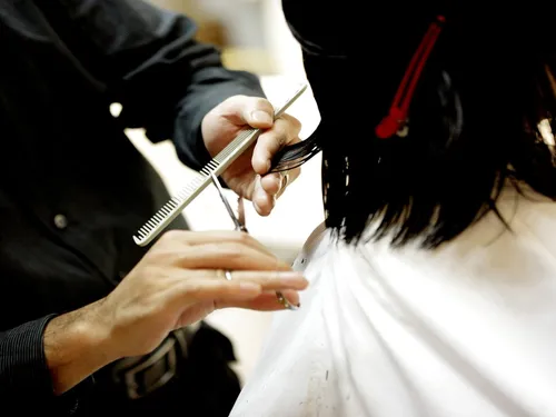 Un coiffeur condamné à payer des dommages et intérêts après une...