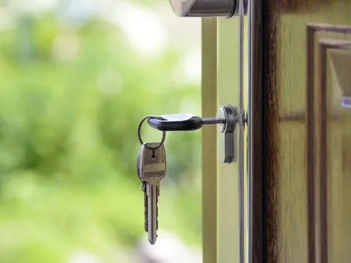 À son retour de voyage, il découvre sa maison vide et vendue !