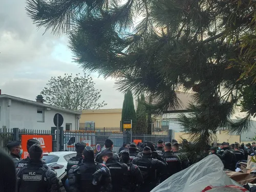 Vitry-Sur-Seine : quelles solutions pour les 450 migrants évacués...