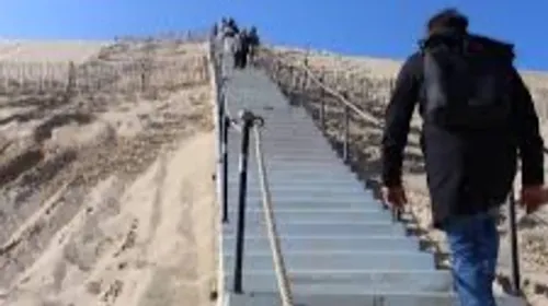 Dune du Pilat : les escaliers pour monter au sommet de la dune de...