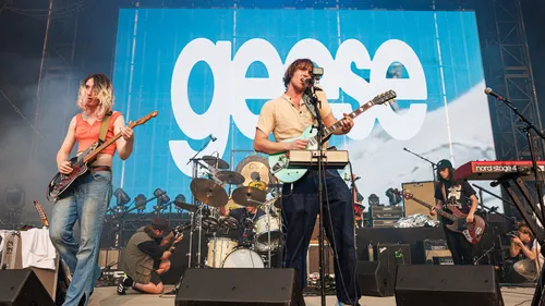 Geese livre une performance live mélancolique chez Tiny Desk