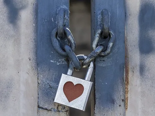 Un Espagnol met un cadenas à son pénis, mais son ex garde la clé