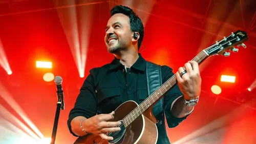 Luis Fonsi fait le buzz avec un chauffeur de taxi au Mexique