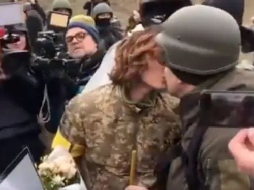 Deux soldats se disent "Oui" près de la ligne de front ukrainienne...