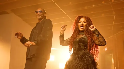 Chaka Khan invite Snoop Dogg sur son nouveau titre « Boogie's In My...