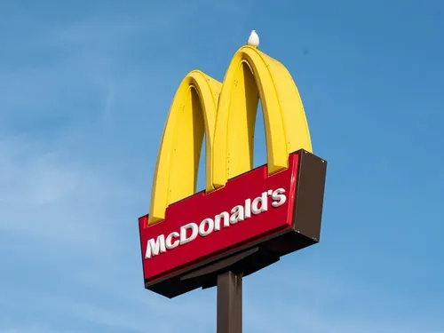 215 euros pour 100 cheeseburgers et 100 boîtes de nuggets :...