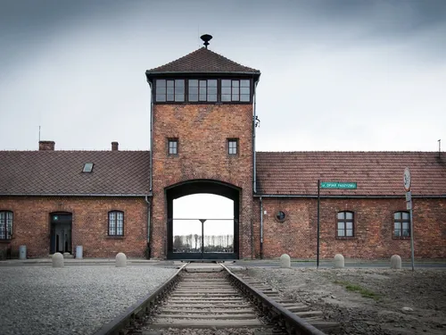 "Respectez leur mémoire" : le Mémorial d’Auschwitz rappelle à...