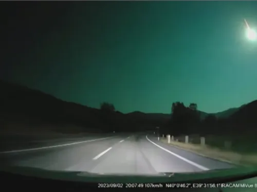 Un météore vert illumine le ciel en Turquie, les images fascinent...