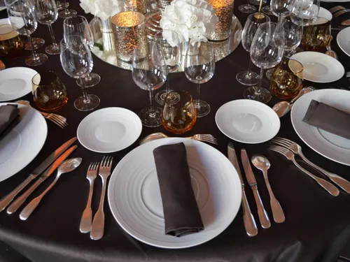 Pourquoi la fourchette est à gauche de l’assiette et le couteau à...