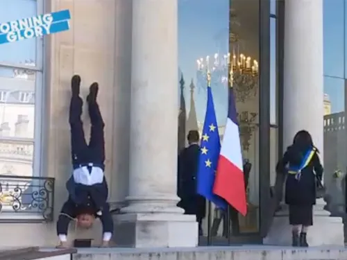 Un militaire fait le poirier devant l'Elysée à l’occasion du 11...