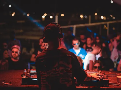 Le clubbing sans téléphone, la tendance se confirme.