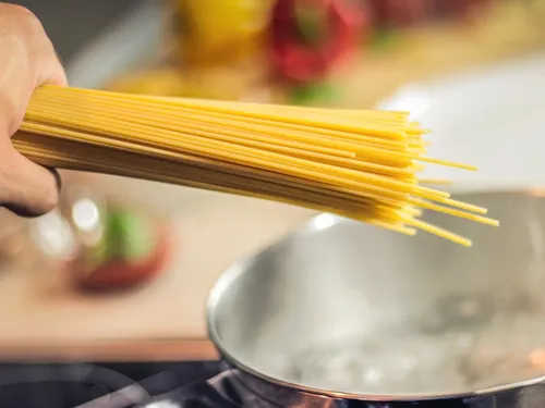 Estimant que la cuisson de ses pâtes est trop longue, elle réclame...