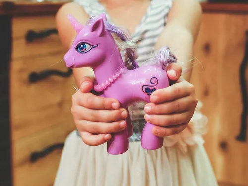 Cette petite fille reçoit officiellement le droit d'élever une...