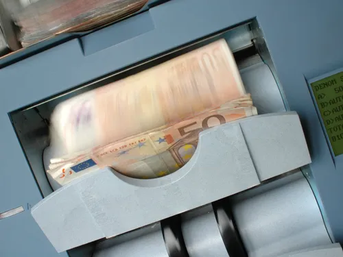 Non, une banque n'impose pas son pass sanitaire pour retirer de...