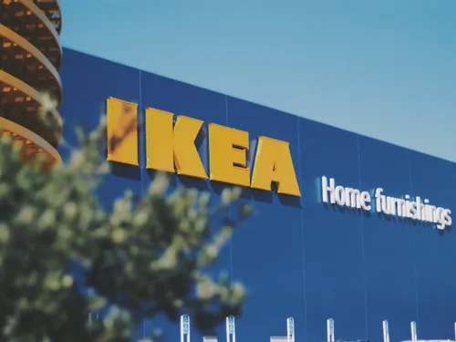 "C'est pas vrai" : non, Ikea ne cherche pas à recruter que des...