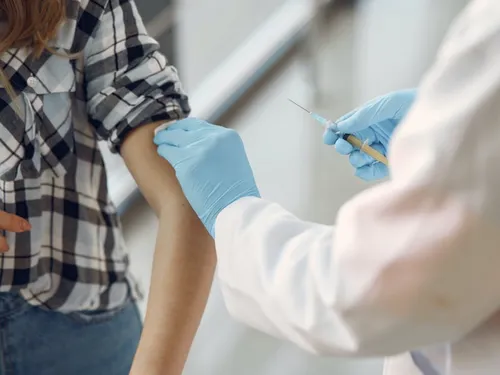 « C’est pas vrai » : non, le vaccin contre le Covid ne favorise pas...