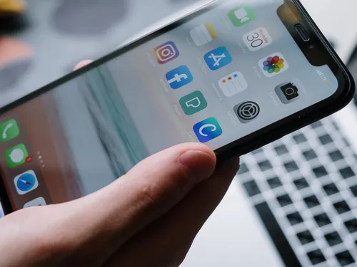 iPhone 13 : bientôt un Face ID qui fonctionne avec le masque et les...