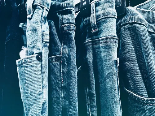 Plus de 300.000 litres : un jean demande t-il vraiment autant d'eau...