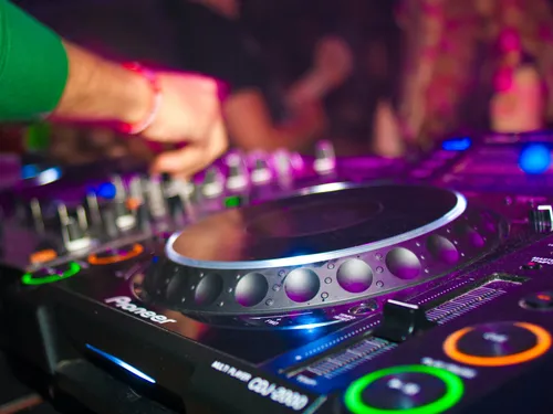 Top 100 DJs : découvrez qui est le meilleur DJ au monde !