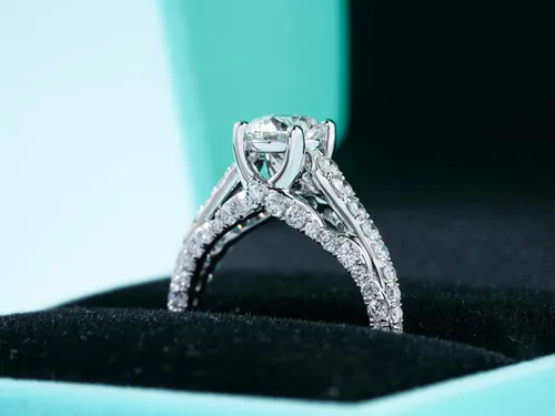 Paris : une bague de grande valeur retrouvée dans un sac...