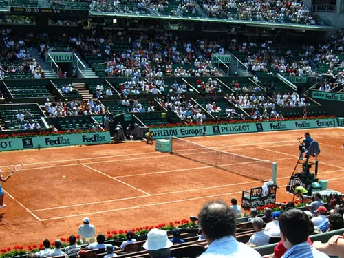 Vous aussi, venez jouer au tennis sur les courts de Roland-Garros !