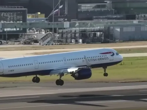 L’atterrissage périlleux d’un avion pris en pleine tempête (Vidéo)