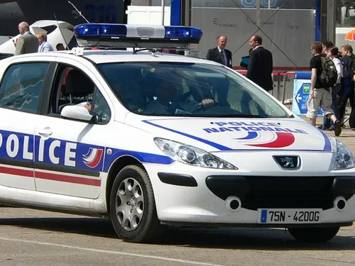 Il se fait interpeller pour avoir nargué et volé des pompiers