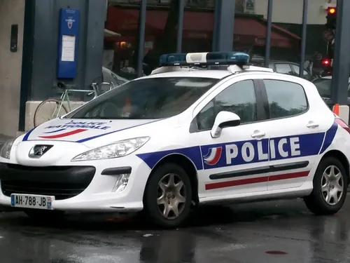 Une jeune femme retrouvée morte dans son hall d’immeuble à Paris :...